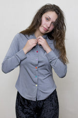 Blusa Gris con Botones de Colores