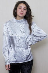 Blusa Blanca con Manchas Negras sin Botones