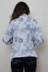 Blusa con Estampados Cuadrados Blancos y Grises