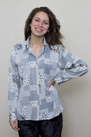 Blusa con Estampados Cuadrados Blancos y Grises